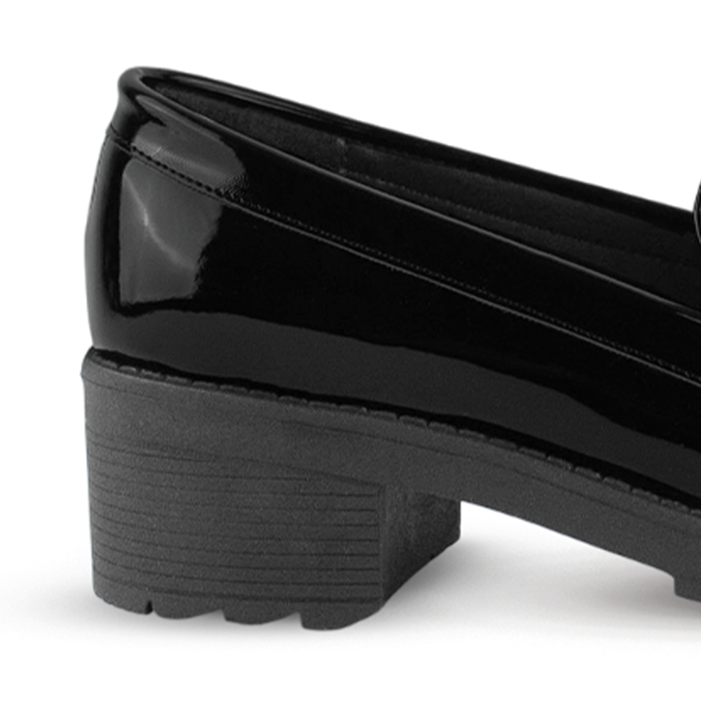 Vista trasera en tacón bajo 5cm del mocasín negro para dama con plataforma dentada y herraje metálico  decorativo