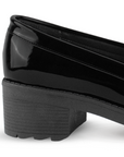 Vista trasera en tacón bajo 5cm del mocasín negro para dama con plataforma dentada y herraje metálico  decorativo