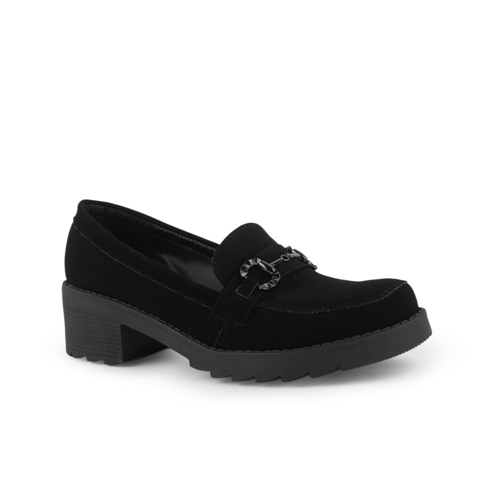 Vista diagonal del mocasín negro con punta redonda, herraje decorativo plataforma y tacón bajo 5cm