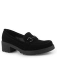 Vista diagonal del mocasín negro con punta redonda, herraje decorativo plataforma y tacón bajo 5cm