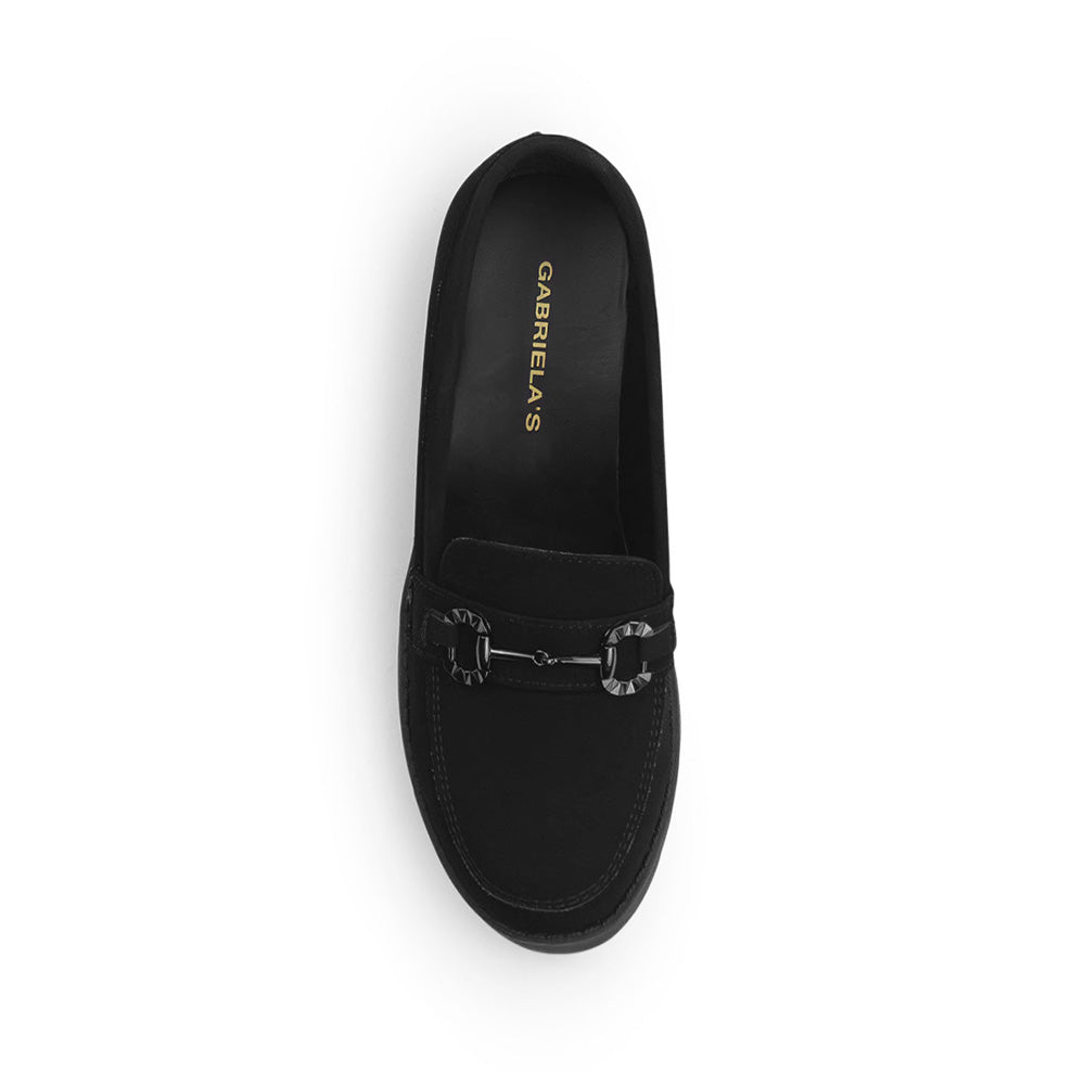 Vista superior del mocasín negro para dama con herraje metálico decorativo, punta redonda y tacón bajo 5cm 
