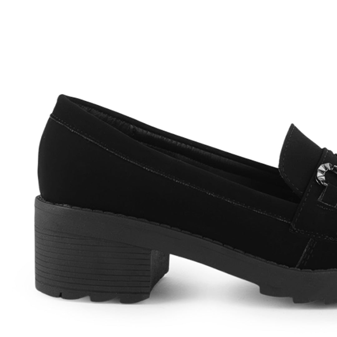 Vista trasera en tacón bajo 5cm del mocasín negro para dama con plataforma dentada y herraje metálico  decorativo