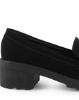 Vista trasera en tacón bajo 5cm del mocasín negro para dama con plataforma dentada y herraje metálico  decorativo