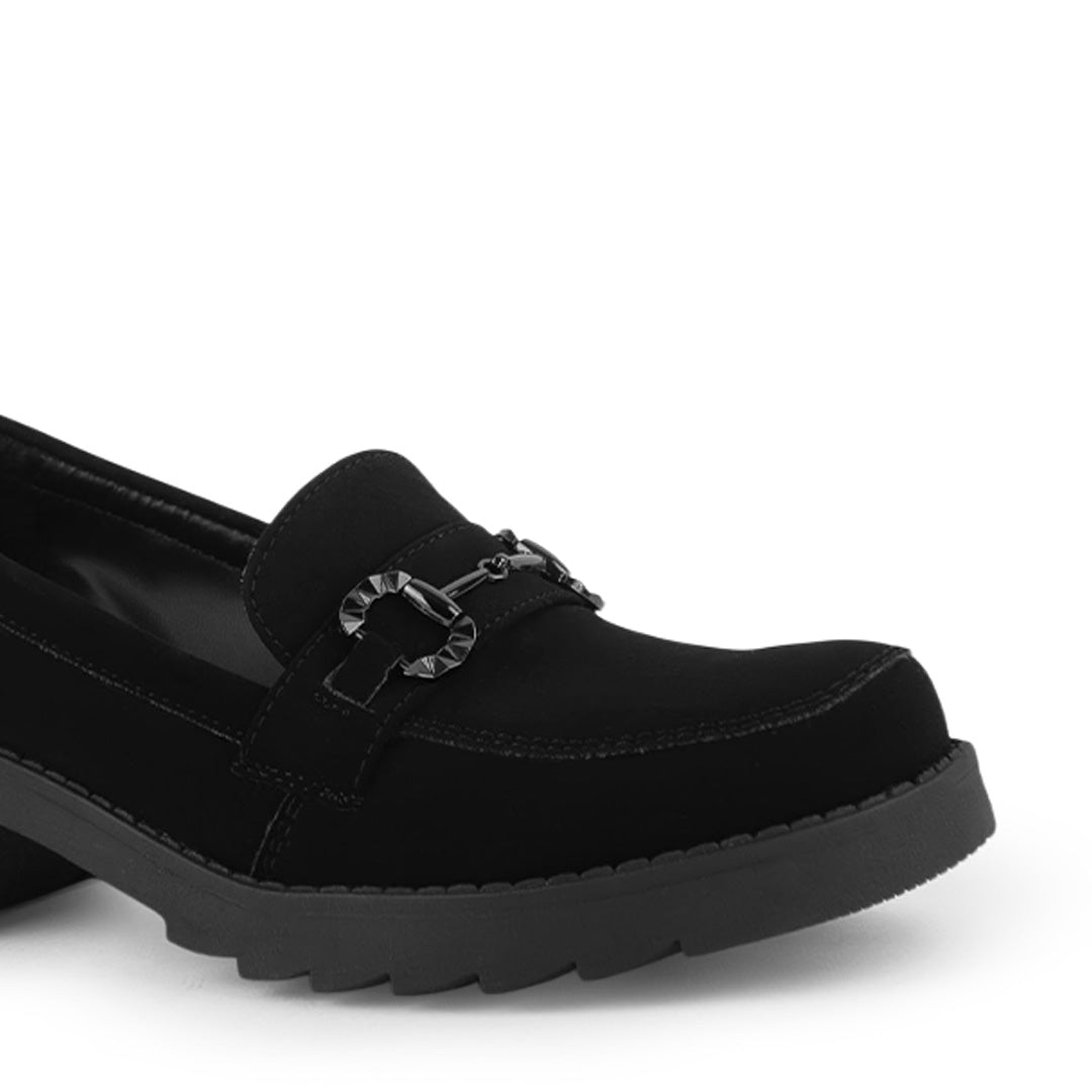Detalle del material buck en el mocasín negro para dama con herraje metálico decorativo 