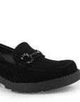 Detalle del material buck en el mocasín negro para dama con herraje metálico decorativo 