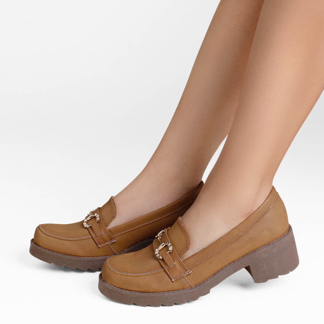 Mocasines cafés para dama con herraje decorativo de plataforma y tacón bajo 5cm 