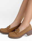 Mocasines cafés para dama con herraje decorativo de plataforma y tacón bajo 5cm 