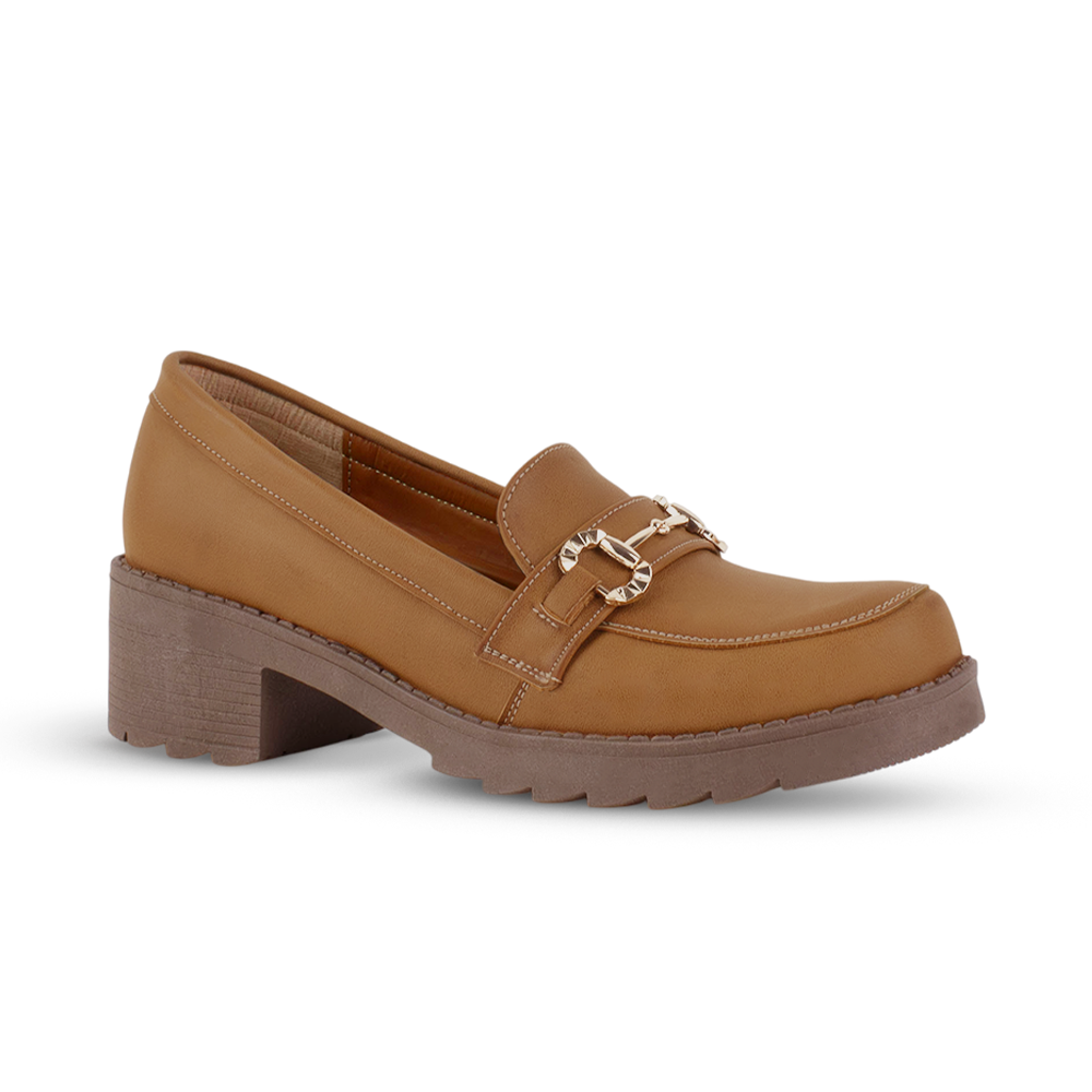Vista diagonal del mocasín café con punta redonda, herraje decorativo plataforma y tacón bajo 5cm