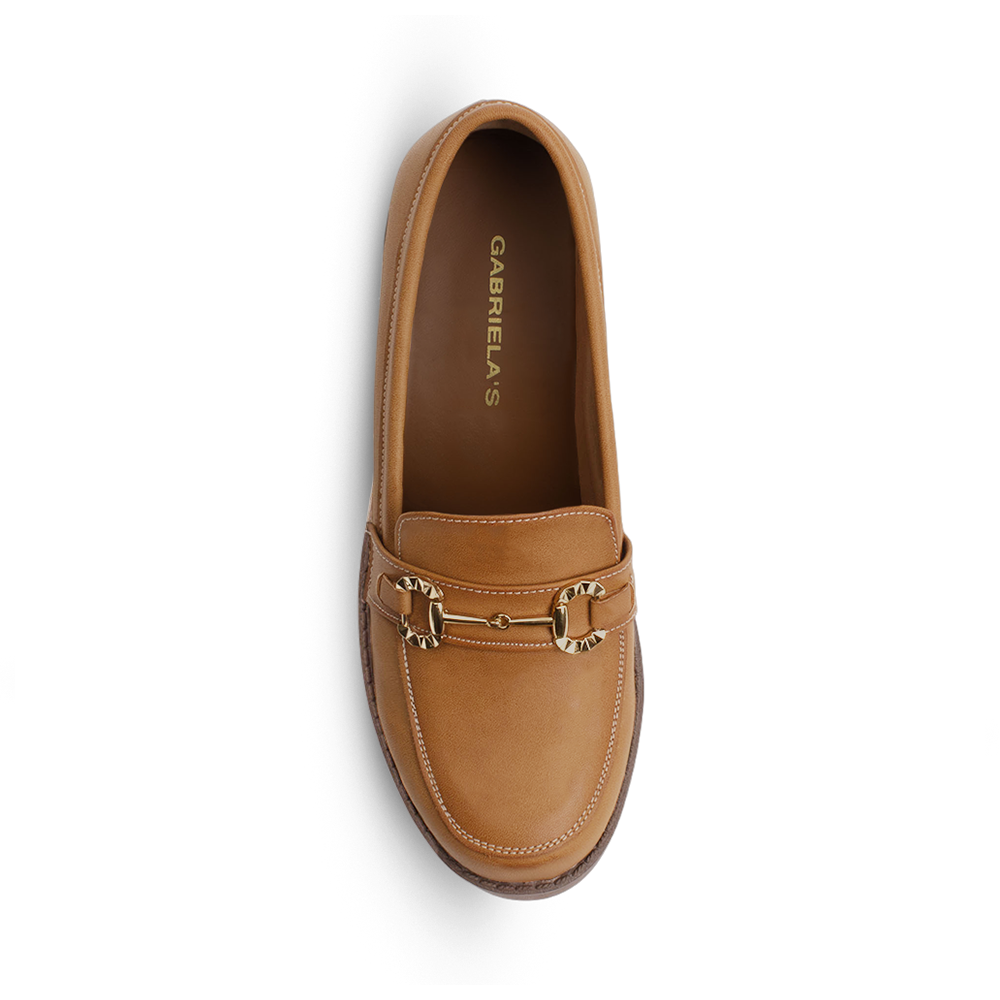 Vista superior del mocasín café para dama con herraje metálico decorativo, punta redonda y tacón bajo 5cm