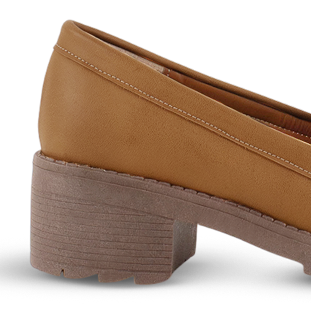 Vista trasera en tacón bajo 5cm del mocasín café para dama con plataforma dentada y herraje metálico  decorativo