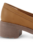 Vista trasera en tacón bajo 5cm del mocasín café para dama con plataforma dentada y herraje metálico  decorativo