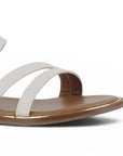 Detalle del material sintético en sandalia beige para dama con herraje ajustable