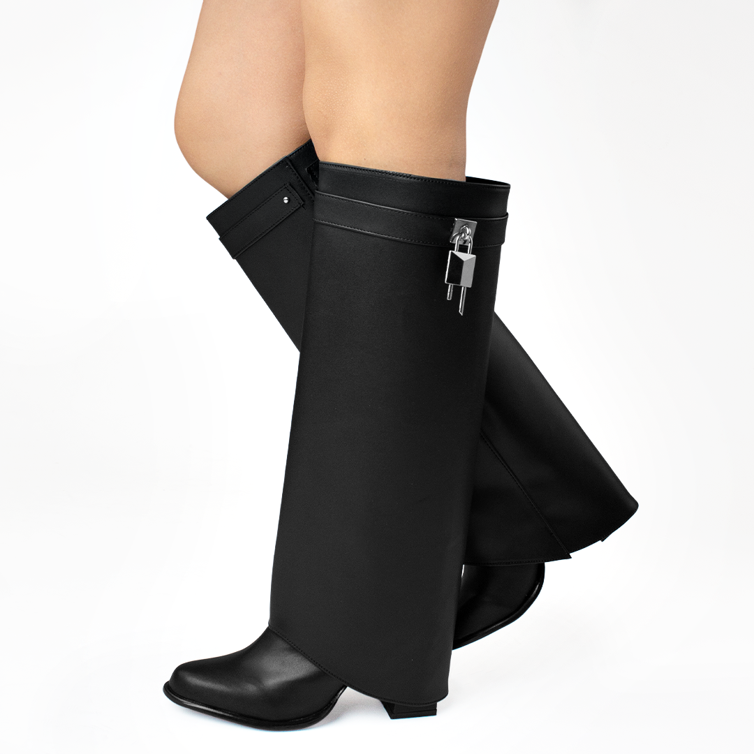 Botas negras desmontables para dama con tacón medio 9cm y detalle metálico lateral 