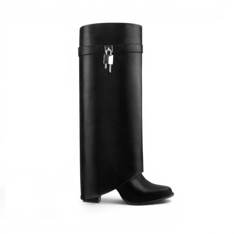 Vista lateral de bota negra desmontable con detalle metálico lateral y tacón medio 9cm para dama 