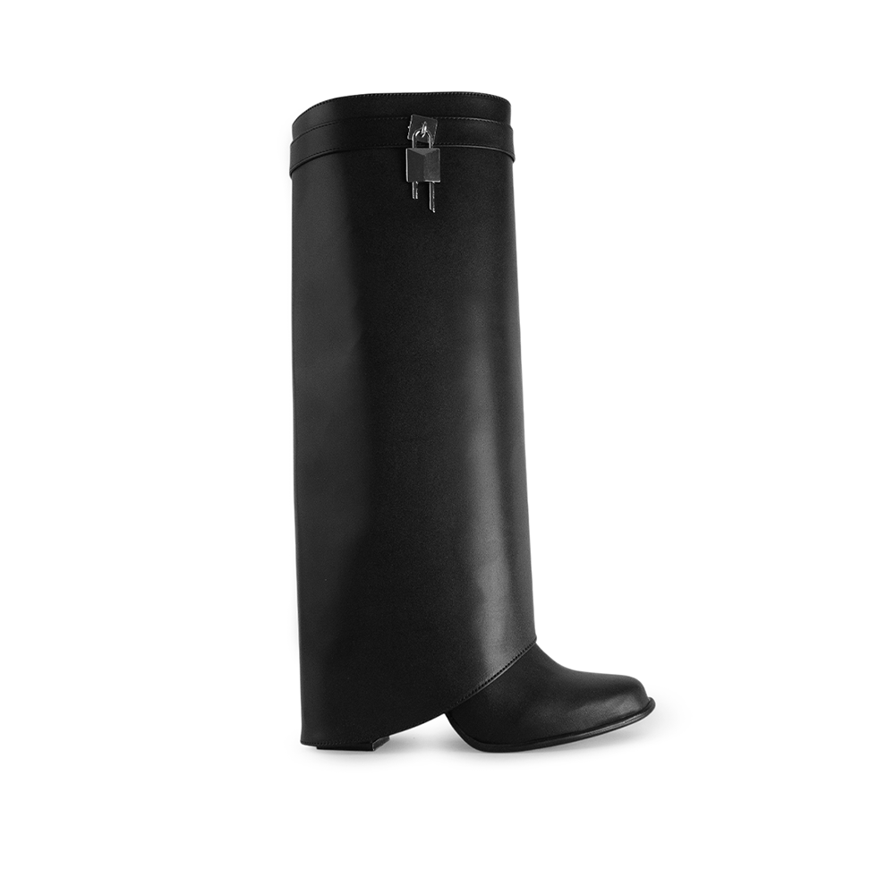 Vista lateral de bota negra desmontable con detalle metálico lateral y tacón medio 9cm para dama 