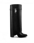 Vista lateral de bota negra desmontable con detalle metálico lateral y tacón medio 9cm para dama 