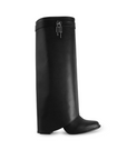 Vista lateral de bota negra desmontable con detalle metálico lateral y tacón medio 9cm para dama 