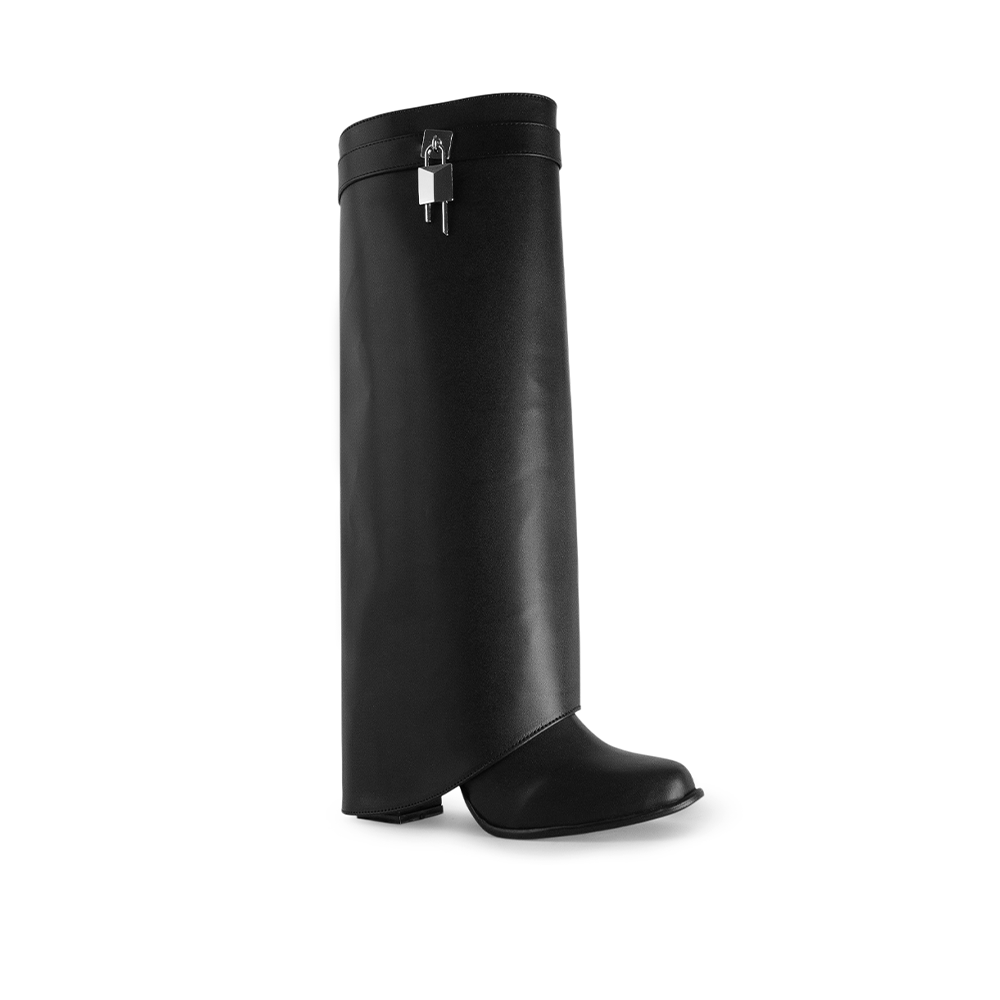 Vista diagonal en la bota negra desmontable con detalle metálico para dama y tacón medio 9cm 