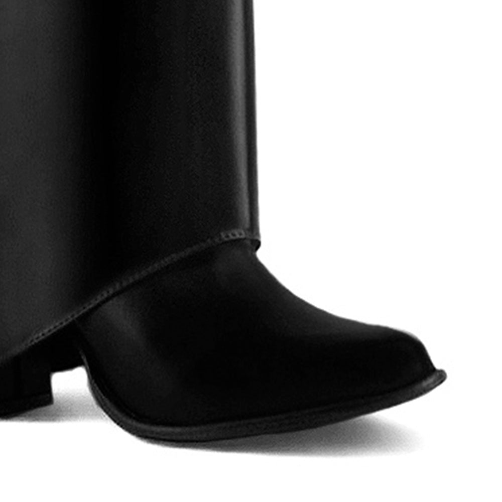 Detalle del material sintético en la bota negra desmontable para dama con tacón medio 9cm 