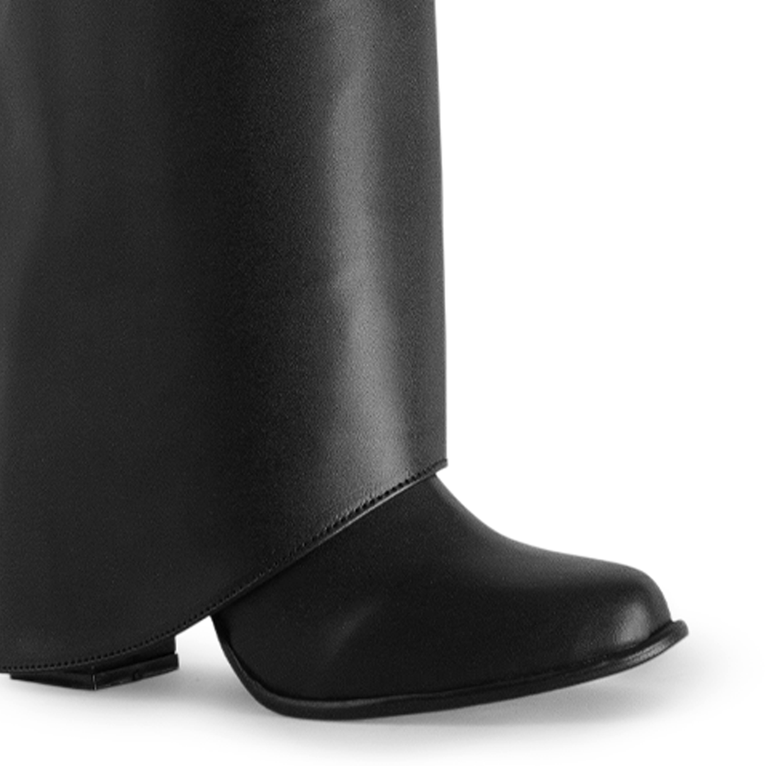 Detalle del material sintético en la bota negra desmontable para dama con tacón medio 9cm 