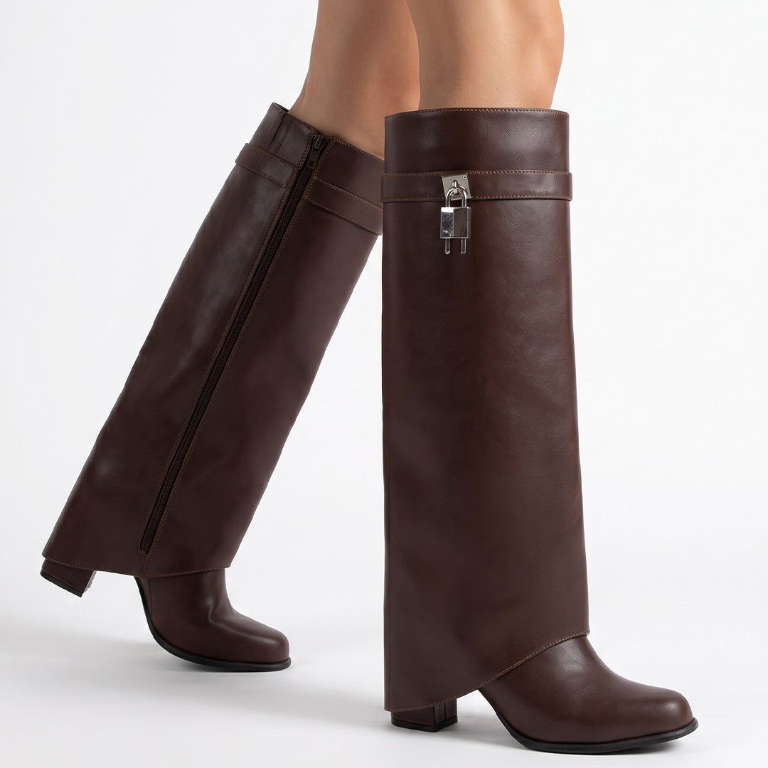 Botas cafés desmontables para dama con tacón medio 9cm y detalle metálico lateral 