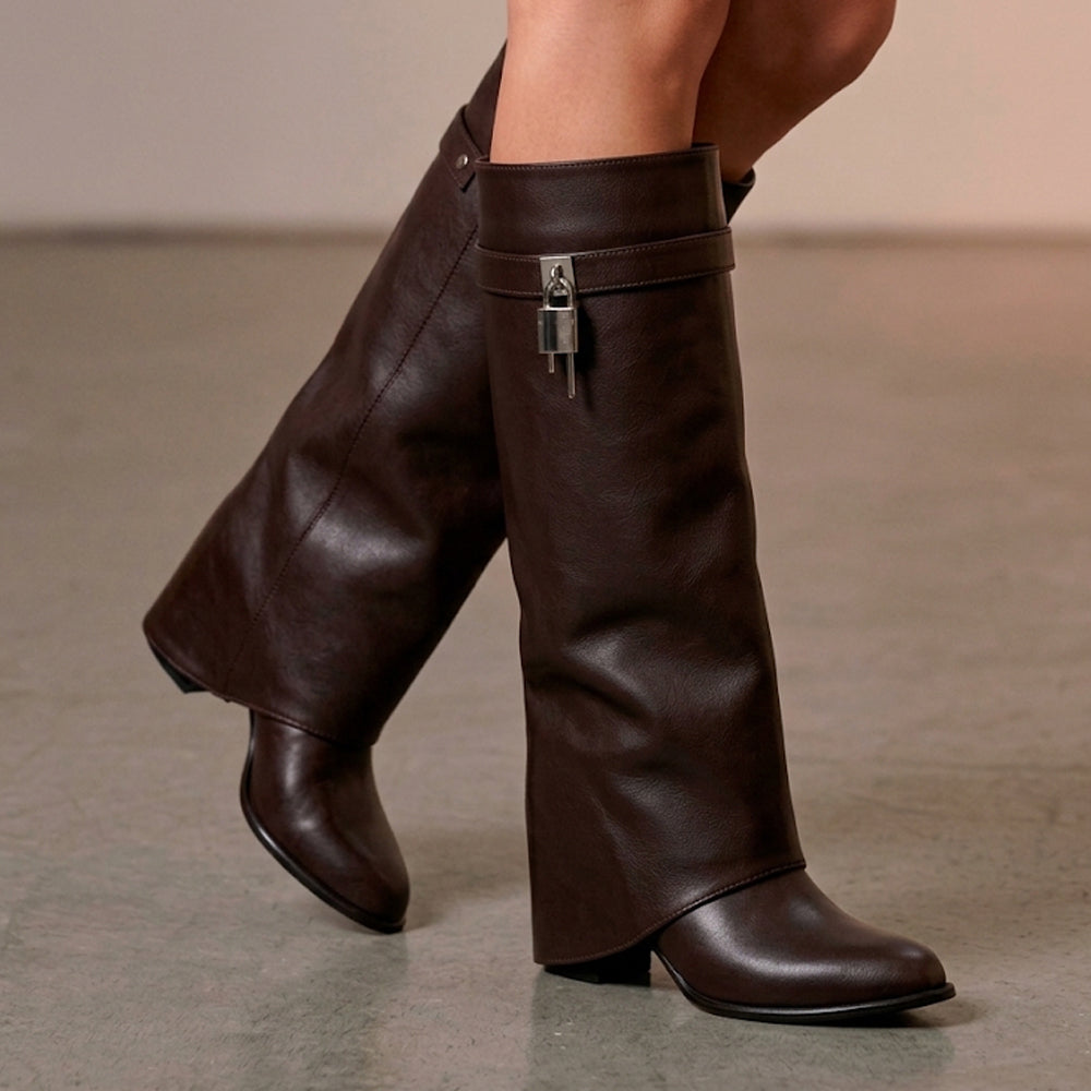 Botas cafés desmontables para dama con tacón medio 9cm y detalle metálico lateral 