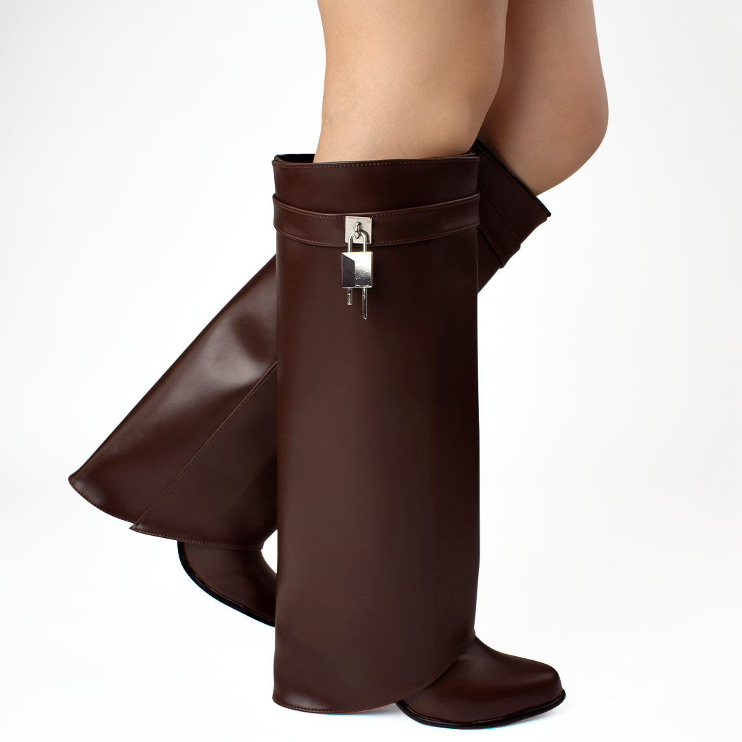 Botas cafés desmontables para dama con tacón medio 9cm y detalle metálico lateral 