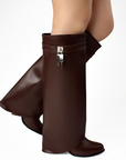Botas cafés desmontables para dama con tacón medio 9cm y detalle metálico lateral 
