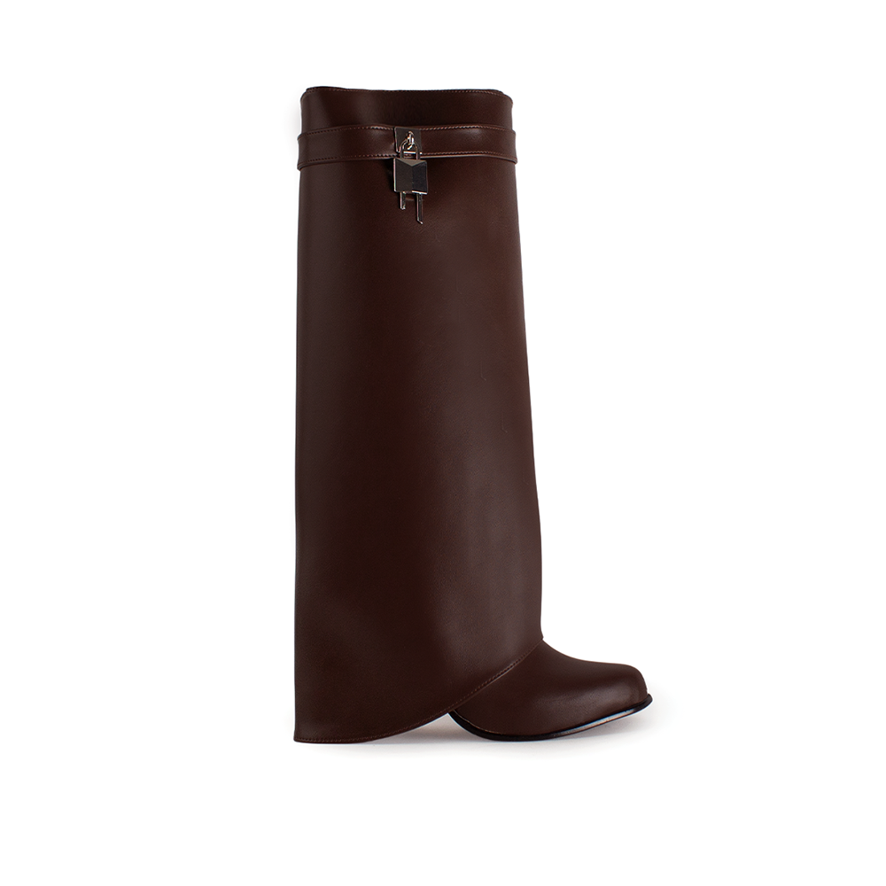 Vista lateral de bota café desmontable con detalle metálico lateral y tacón medio 9cm para dama 