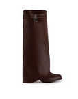 Vista lateral de bota café desmontable con detalle metálico lateral y tacón medio 9cm para dama 
