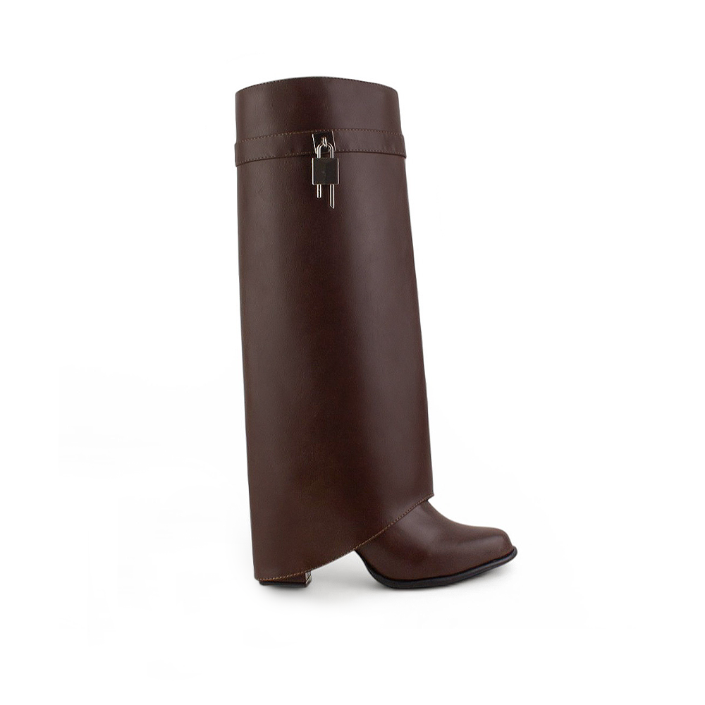 Vista lateral de bota café desmontable con detalle metálico lateral y tacón medio 9cm para dama 