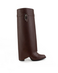 Vista lateral de bota café desmontable con detalle metálico lateral y tacón medio 9cm para dama 