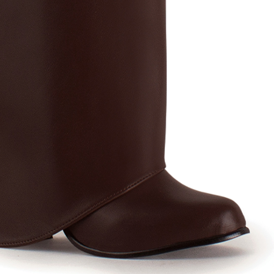 Detalle del material sintético en la bota café desmontable para dama con tacón medio 9cm 