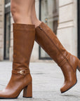 botas cafés para dama abajo de la rodilla con hebilla dorada y tacón medio 8cm 