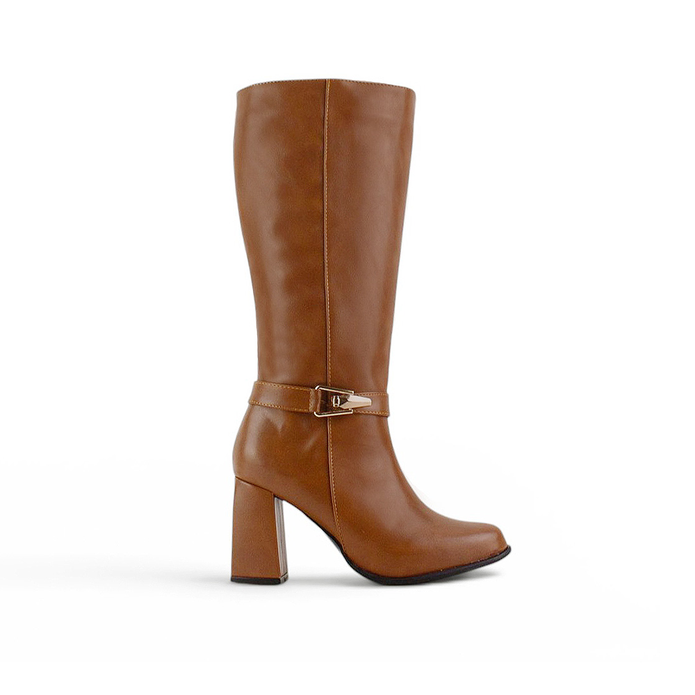 vista lateral de botas cafés con hebilla dorada y tacón medio 8cm para dama 