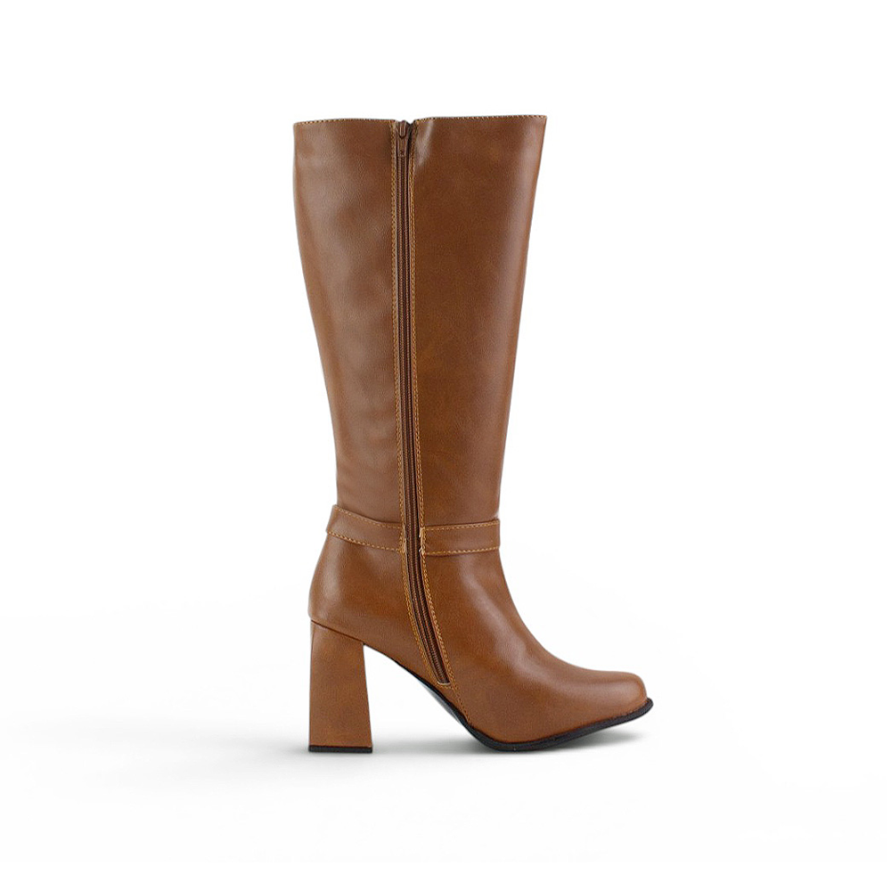 vista superior de botas cafés para dama con tacón medio 8cm 