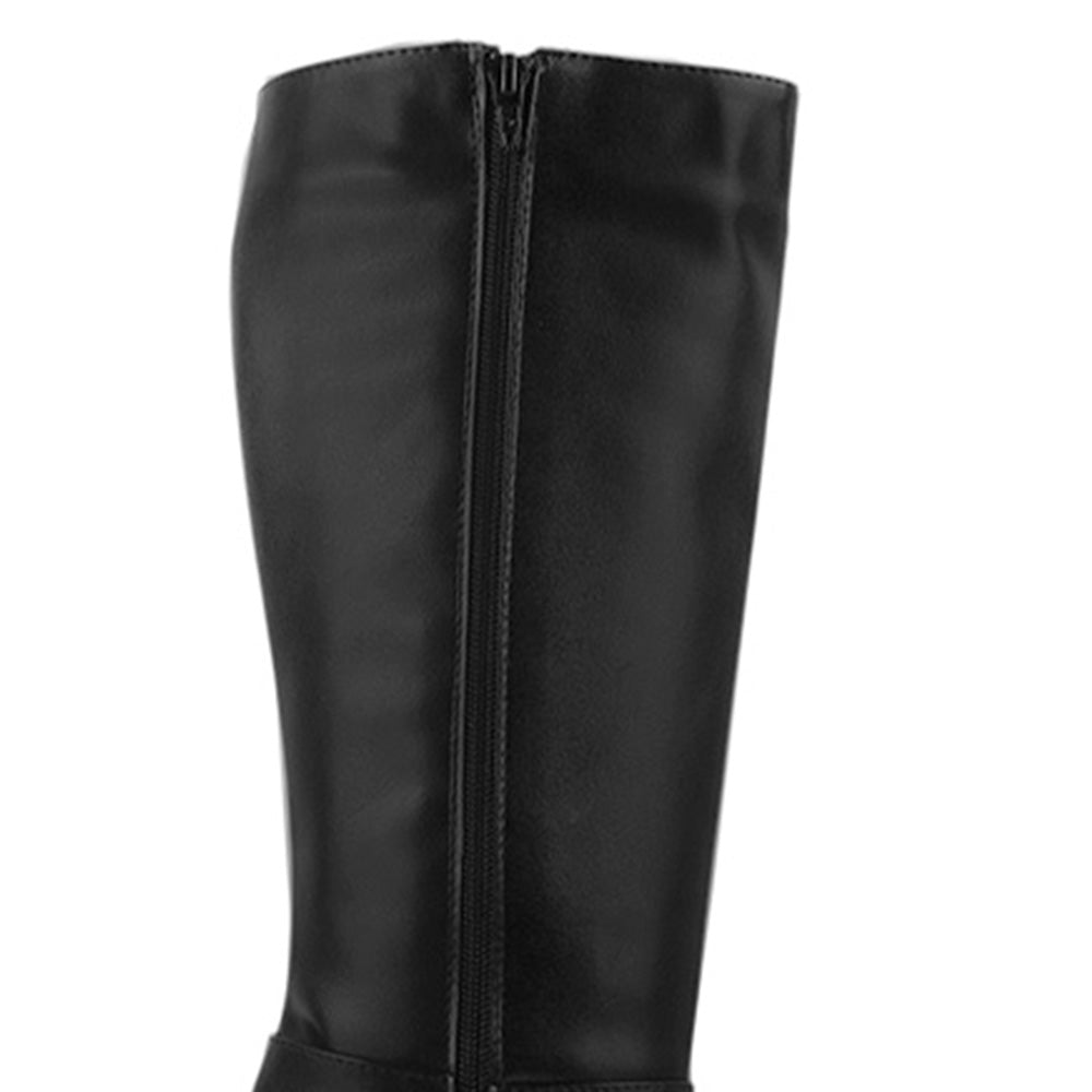 vista del detalle en cremallera de las botas negras para dama con tacón   