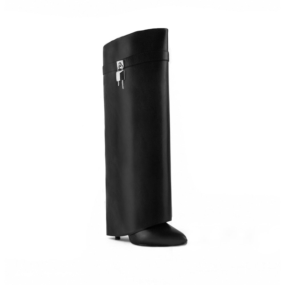 vista diagonal de botas negras 2 en 1 con tacón alto 11cm para dama desmontables 