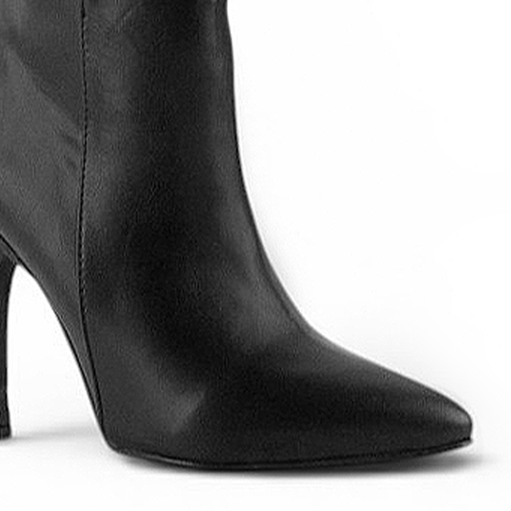 detalle del material sintético de las botas negras para dama  
