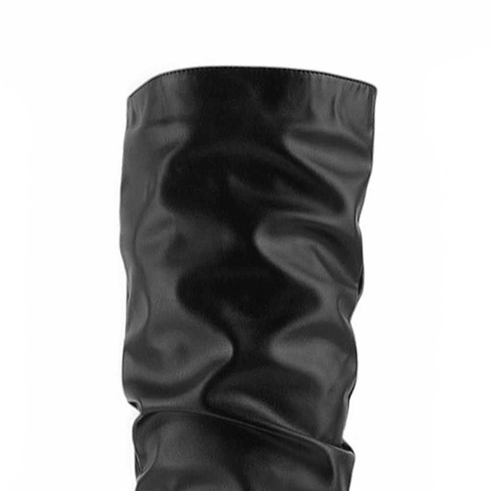 vista del detalle plisado en las botas negras para dama 