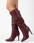 botas vino con detalle plisado para dama con tacón alto 11cm y punta estilizada 