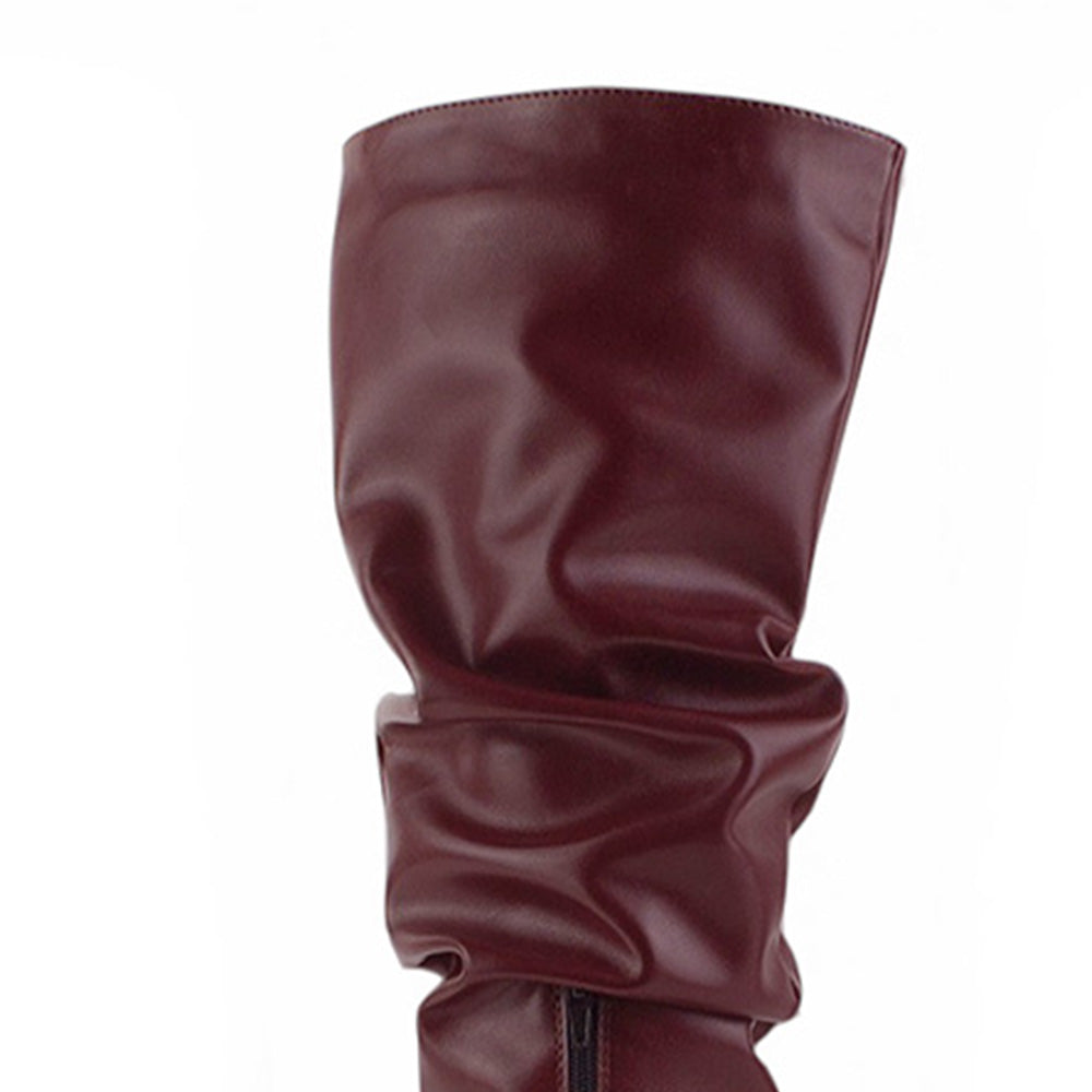 vista del detalle plisado en las botas para dama color vino