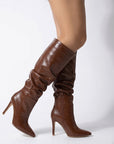 botas cafés con detalle plisado para dama con tacón alto 11cm y punta estilizada 