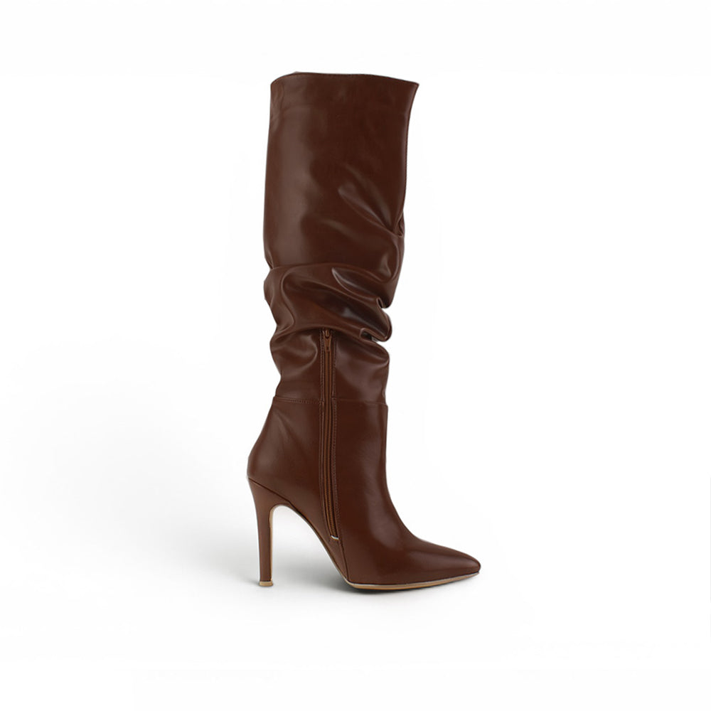 vista superior de botas cafés para dama con punta y tacón 11 cm 