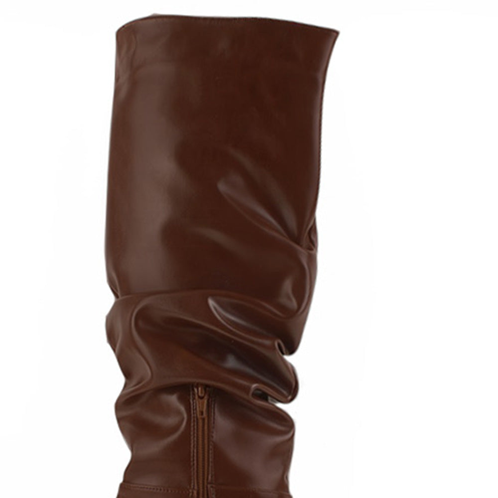 vista del detalle plisado en las botas para dama color cafes