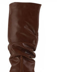 vista del detalle plisado en las botas para dama color cafes