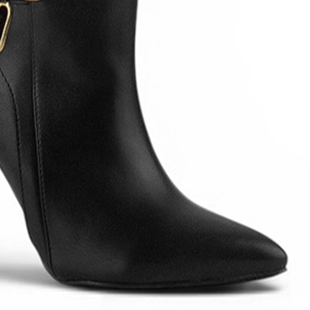 detalle del material sintético en botas negras para dama