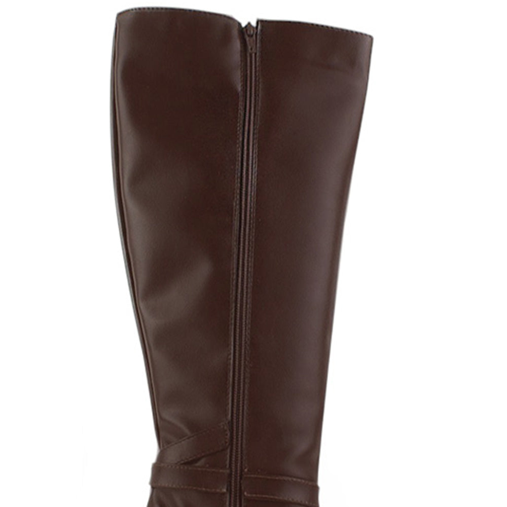 vista del detalle en cremallera de las botas cafés para dama con tacón alto 11cm  
