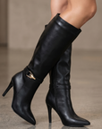 botas negras con terminación en punta para dama abajo de la rodilla  hebilla oro y tacón alto 11cm 
