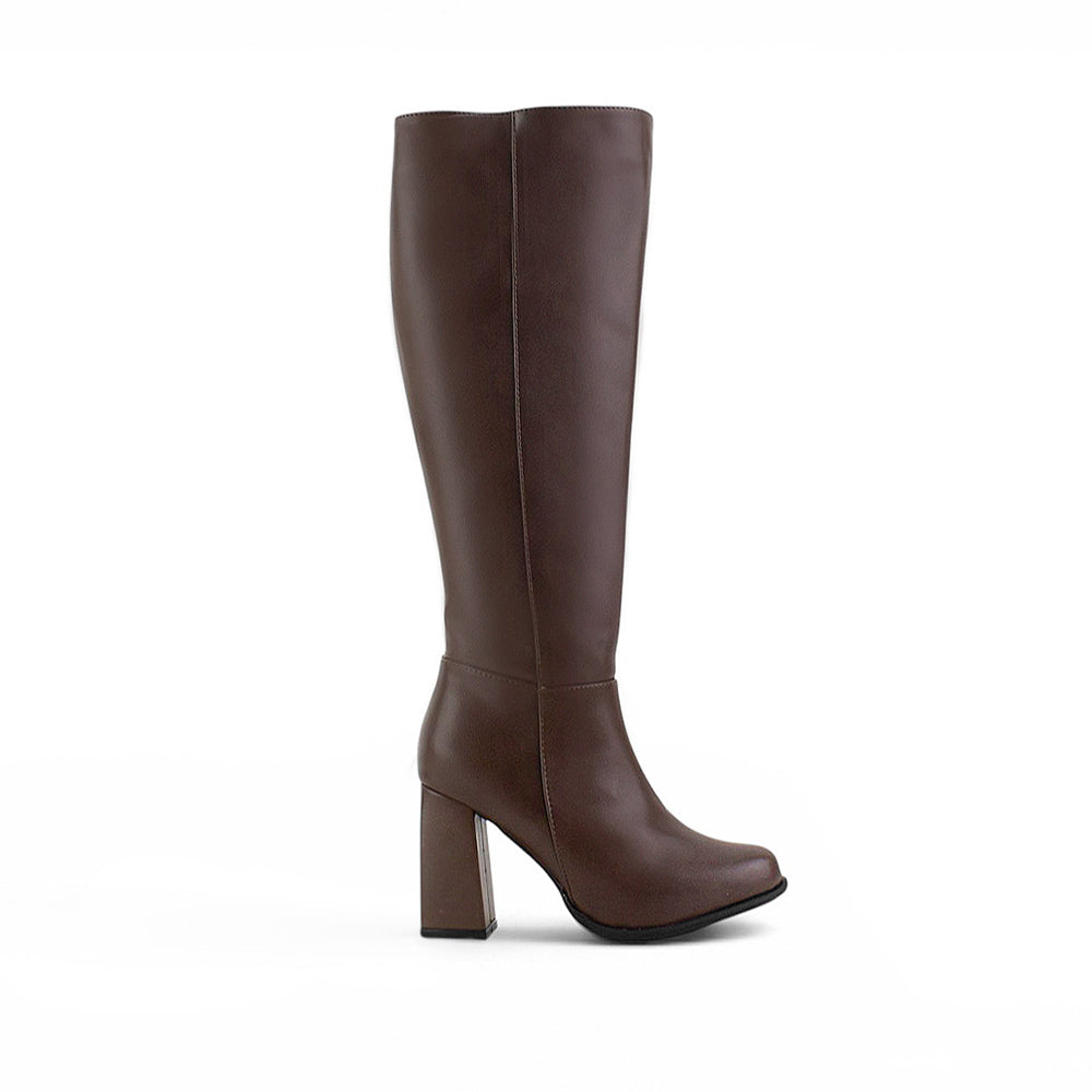 vista lateral de botas cafés para dama con tacón medio 8cm 